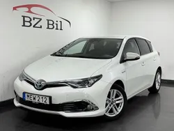 Vit Begagnad 2016 Toyota Auris Hybrid Executive Halvkombi | 149 900 kr (Marknadspris)