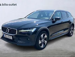 Svart Begagnad 2021 Volvo V60 CC Kombi | 299 900 kr (Superpris)