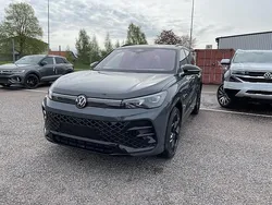 Mörkgrå Ny 2025 VW Tiguan R-line SUV | 599 900 kr (Marknadspris)