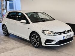 Vit (pure white) Begagnad 2018 VW Golf VII R-line Halvkombi | 169 900 kr (Marknadspris)