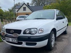 Vit Begagnad 2001 Toyota Corolla Halvkombi | 22 000 kr (Marknadspris)
