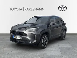 Mörkgrå (grå) Ny 2024 Toyota Yaris Cross Style SUV | 339 000 kr (Marknadspris)