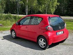 Röd Begagnad 2011 Toyota Aygo Halvkombi | 29 000 kr (Marknadspris)