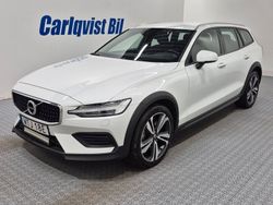Vit Begagnad 2020 Volvo V60 CC Momentum Kombi | 284 000 kr (Marknadspris)