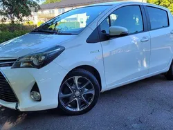 Vit Begagnad 2016 Toyota Yaris Hybrid Active Halvkombi | 106 500 kr (Lite dyr)