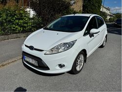 Vit Begagnad 2012 Ford Fiesta Halvkombi | 35 900 kr (Marknadspris)