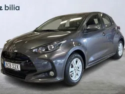Grå Ny 2024 Toyota Yaris Hybrid Active Halvkombi | 264 500 kr (Marknadspris)