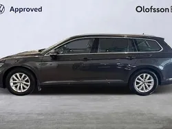 Mörkgrå Begagnad 2023 VW Passat Business Kombi | 304 900 kr (Marknadspris)