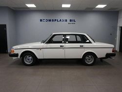 Vit Begagnad 1984 Volvo 244 Sedan | 199 500 kr