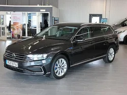 Mörkgrå Begagnad 2021 VW Passat Executive Kombi | 274 500 kr (Lite dyr)