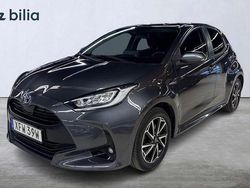 Grå Begagnad 2021 Toyota Yaris Hybrid Active Halvkombi | 209 900 kr (Marknadspris)