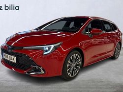 Röd Begagnad 2025 Toyota Corolla Kombi | 334 900 kr (Marknadspris)