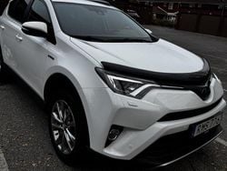 Vit Begagnad 2017 Toyota RAV4 Hybrid SUV | 219 000 kr (Marknadspris)