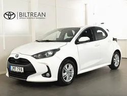 Vit Begagnad 2022 Toyota Yaris Hybrid Active Halvkombi | 198 900 kr (Marknadspris)