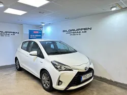 Vit Begagnad 2017 Toyota Yaris Hybrid Halvkombi | 104 900 kr (Marknadspris)