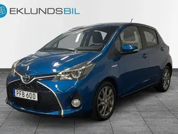 Blå Begagnad 2017 Toyota Yaris Hybrid Active Halvkombi | 134 900 kr (Marknadspris)