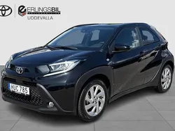Svart Begagnad 2023 Toyota Aygo Play Halvkombi | 179 000 kr (Marknadspris)