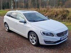 Vit Begagnad 2016 Volvo V60 Summum Kombi | 139 000 kr