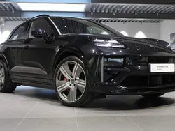 Svart Ny 2024 Porsche Macan Turbo SUV | 1 295 000 kr (Superpris)