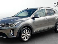 Grå (grey) Ny 2025 Kia Stonic 4 SUV | 277 900 kr (Marknadspris)