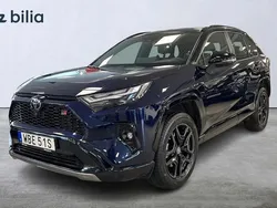 Blå Begagnad 2024 Toyota RAV4 Hybrid Sport SUV | 509 900 kr (Marknadspris)
