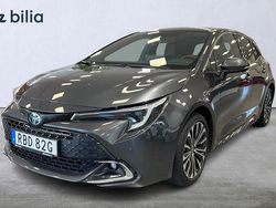 Mörkgrå (grå) Begagnad 2024 Toyota Corolla Hybrid Style Halvkombi | 289 900 kr (Marknadspris)