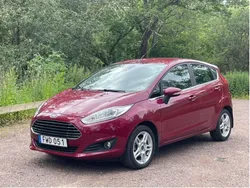 Röd Begagnad 2015 Ford Fiesta Titanium Halvkombi | 59 000 kr (Superpris)