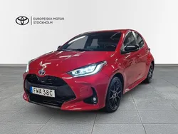 Röd Begagnad 2023 Toyota Yaris Hybrid Style Halvkombi | 248 900 kr (Marknadspris)
