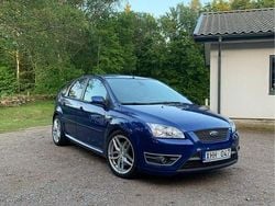 Blå Begagnad 2006 Ford Focus ST Halvkombi | 69 000 kr (Marknadspris)