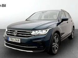 Blå (nightshade blue metallic) Begagnad 2023 VW Tiguan Elegance SUV | 379 900 kr (Marknadspris)