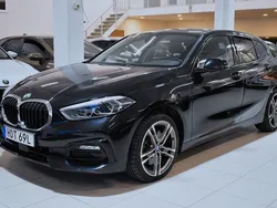 Svart Begagnad 2021 BMW 120 Sport Line Halvkombi | 299 000 kr (Marknadspris)