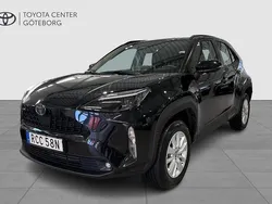 Svart Begagnad 2025 Toyota Yaris Cross Active SUV | 294 900 kr (Marknadspris)