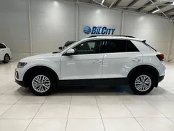 Vit Begagnad 2023 VW T-Roc SUV | 239 899 kr (Marknadspris)
