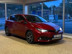 Röd Begagnad 2017 Toyota Auris Hybrid Comfort Halvkombi | 117 900 kr (Marknadspris)