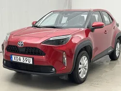 Röd Begagnad 2022 Toyota Yaris Active Sedan | 259 900 kr (Marknadspris)