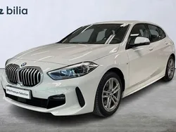 Vit Begagnad 2023 BMW 118 M Sport Halvkombi | 314 900 kr (Dyr)