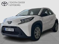Vit Begagnad 2022 Toyota Aygo Play Halvkombi | 169 900 kr (Marknadspris)