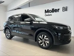 Svart (grenadilla black metallic) Ny 2025 VW Tiguan Life SUV | 556 100 kr (Marknadspris)