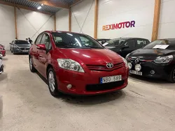 Mörkröd Begagnad 2012 Toyota Auris Plus Halvkombi | 79 900 kr (Marknadspris)