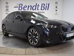 Carbon black metallic Begagnad 2025 BMW 550e Comfort Edition Sedan | 939 500 kr (Marknadspris)