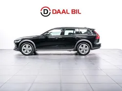Svart Begagnad 2020 Volvo V60 CC Momentum Kombi | 219 700 kr (Marknadspris)