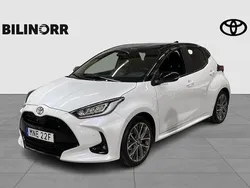 Vit Ny 2024 Toyota Yaris Hybrid Style Halvkombi | 278 400 kr (Marknadspris)