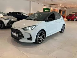 Grå Begagnad 2024 Toyota Yaris Hybrid Sport Halvkombi | 299 800 kr (Bra pris)