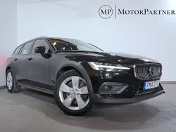 Svart Begagnad 2020 Volvo V60 CC Momentum Kombi | 339 900 kr (Marknadspris)