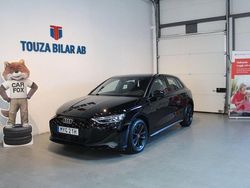 Svart Begagnad 2025 Audi A3 Sportback Advanced Halvkombi | 314 900 kr (Marknadspris)