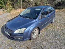 Blå Begagnad 2005 Ford Focus Halvkombi | 33 000 kr (Marknadspris)