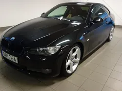 Svart (sappiresvartmetallic) Begagnad 2007 BMW 335 Comfort Edition Sportkupé | 144 900 kr (Marknadspris)