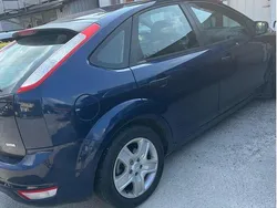 Blå Begagnad 2011 Ford Focus Platinum Halvkombi | 33 000 kr (Bra pris)