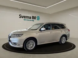 Silvermetallic Begagnad 2020 Mitsubishi Outlander P-HEV Comfort Edition SUV | 239 900 kr (Marknadspris)