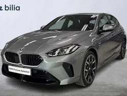 Grå Begagnad 2025 BMW 120 Shadowline Halvkombi | 419 900 kr